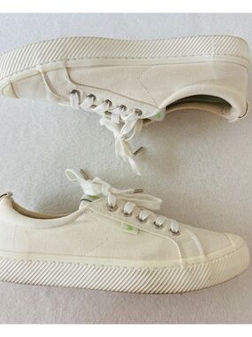 Cariuma OCA Low Off White Canvas Tennis Shoes/Sneakers, 9